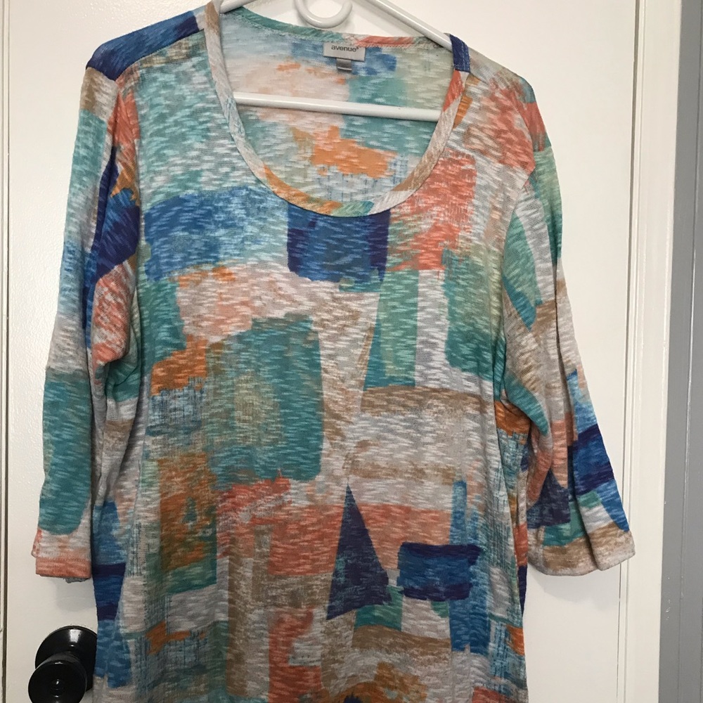 Avenue women’s lightweight sweater top